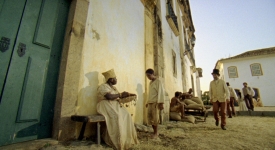 <Aos negros alforriados era permitido exercer atividades liberais... Misturavam-se ao comércio de rua vendendo quincalharias ou armavam tendas dentro das quais ofereciam serviços como de barbearia.